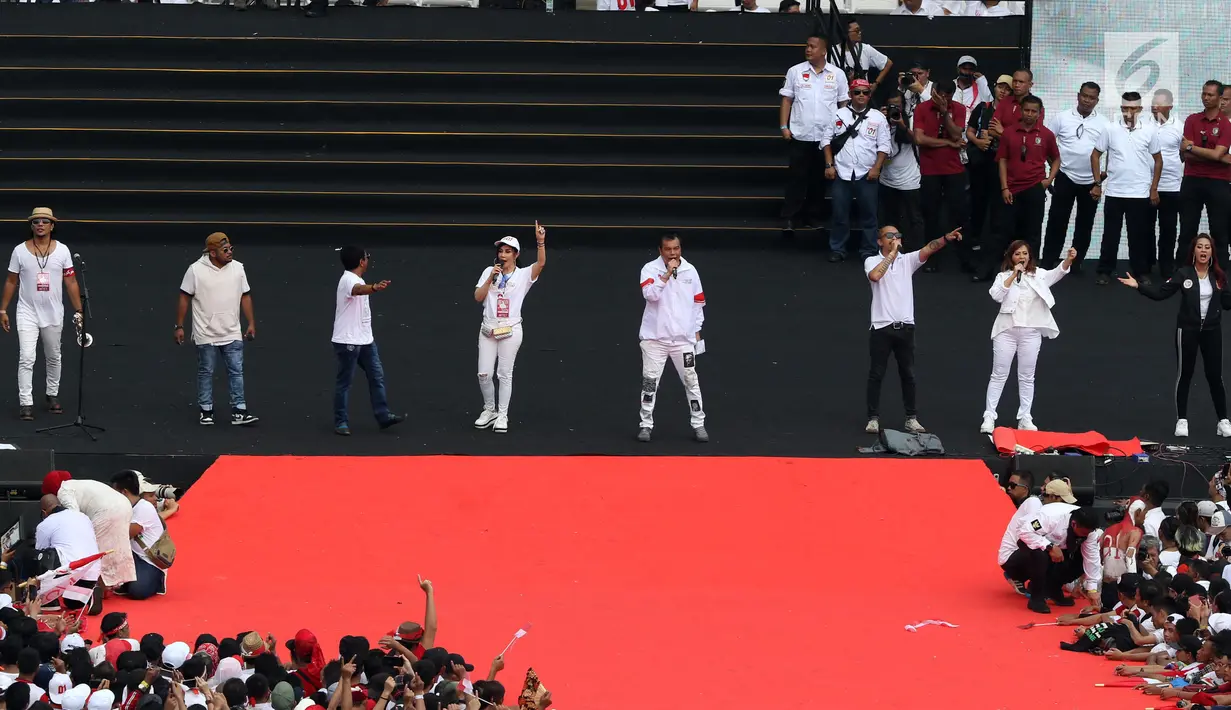 Sejumlah musisi dan artis ibukota membawakan lagu pada kampanye akbar capres dan cawapres Joko Widodo (Jokowi)-Ma'ruf Amin di Stadion Utama GBK, Senayan, Jakarta, Sabtu (13/15). Sebanyak 500 artis, musisi, dan budayawan meramaikan pagelaran Konser Putih Bersatu. (Liputan6.com/Angga Yuniar)