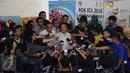 Menpora Imam Nahrawi (tengah) memberikan keterangan usai menunjukkan SK Pencabutan Keputusan Menpora No 01307 tahun 2015 tentang Sanksi PSSI di Jakarta, Rabu (11/5/2016). Pencabutan ini tindak lanjut putusan MA. (Liputan6.com/Helmi Fithriansyah)