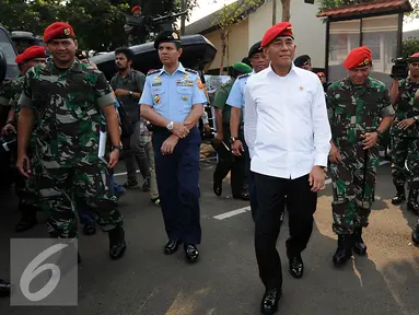 Menteri Pertahanan RI, Ryamizard Ryacudu saat melakukan sidak di Markas Komando Pasukan Khusus di Cijantung Jakarta, Rabu (2/9/2015). Sidak terkait inventarisir kelengkapan alutsista yang dimiliki TNI. (Liputan6.com/Helmi Fithriansyah)