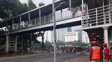 Pendemo bertahan di Patung Kuda, Jakarta Pusat, Selasa (20/10/2020).