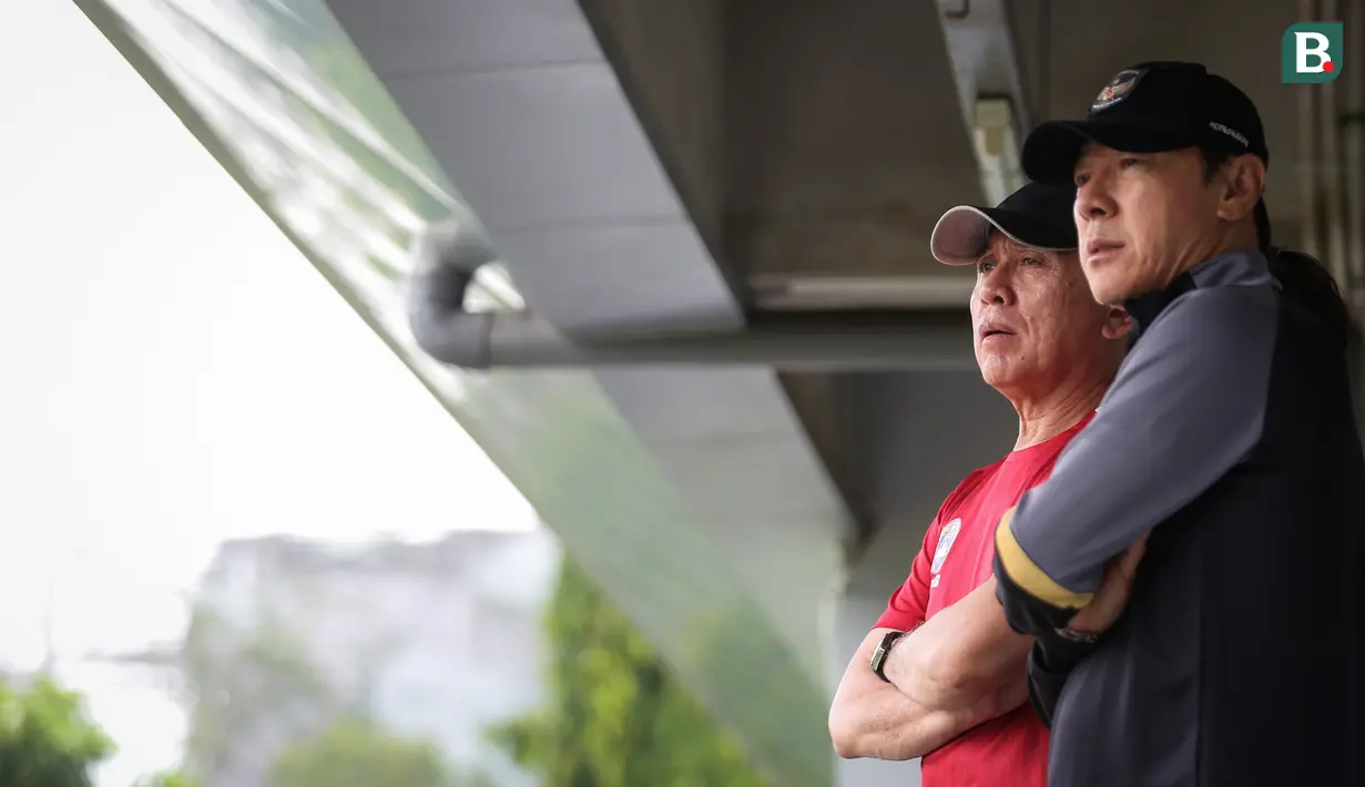 <p>Ketua Umum PSSI, Mochamad Iriawan (kiri) dan Pelatih Kepala Timnas Indonesia U-20, Shin Tae-yong memantau latihan terpusat untuk Piala Asia U-20 2023 yang berlangsung di Lapangan A, Kompleks Stadion Utama Gelora Bung Karno (SUGBK), Jakarta, Rabu (15/02/2023). Skuad berjuluk Garuda Nusantara akan melakukan pertandingan uji coba bertajuk Mini Turnamen 2023 dalam waktu dekat melawan Fiji, Guatemala, dan Selandia Baru pada 16 hingga 22 Februari 2023. (Bola.com/Bagaskara Lazuardi)</p>