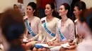 "Mereka menggambarkan orang asli Indonesia, anak-anak kita ini pinter-pinter, gak kalah sama bule, cantik dan pinternya. Tahun lalu 15 besar (Miss Universe), mudah-mudahan Indonesia bisa lebih baik lagi," kata Ahok. (Deki Prayoga/Bintang.com)