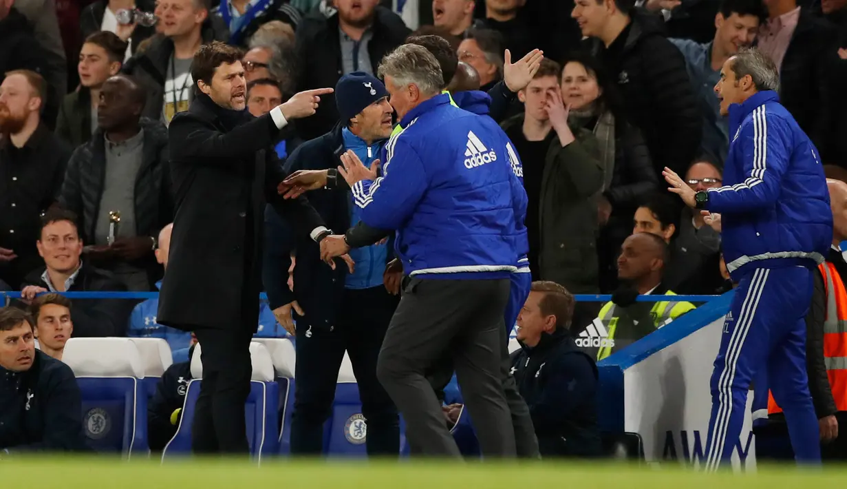 Pelatih Chelsea, Guus Hiddink berusaha menenangkan pelatih Tottenham, Mauricio Pochettino saat pertandingan di Stadion Stamford Bridge, Inggris (3/5). Chelsea bermain imbang dengan Tottenham dengan skor 2-2. (Reuters/John Sibley)