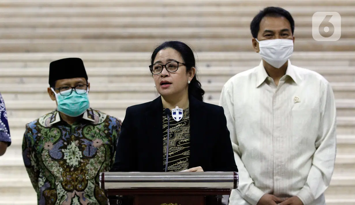 Ketua DPR Puan Maharani memberikan keterangan usai menggelar pertemuan dengan BPK RI di kompleks Parlemen, Jakarta, Selasa (30/6/2020). Dalam pertemuan, DPR meminta BPK melakukan pengawasan, pemeriksaan penggunaan dana dalam penanganan pandemi COVID-19 secara tansparan. (Liputan6.com/Johan Tallo)