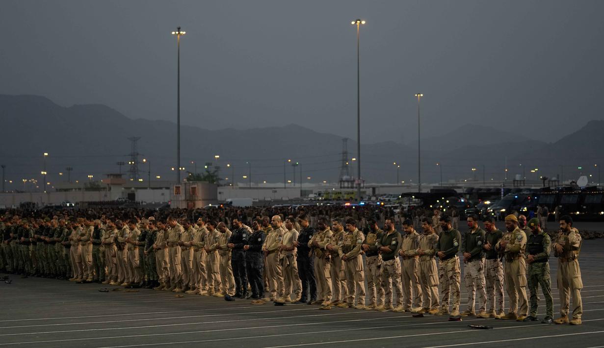 Para anggota pasukan khusus Saudi melaksanakan salat Maghrib sebelum parade militer sebagai persiapan pengamanan ibadah haji, di Mekah, Arab Saudi, Kamis 21 Mei 2026. (AP Photo/Altaf Qadri)