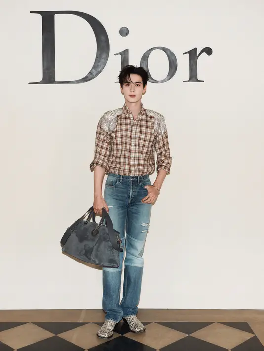 Aktor Chinese ini tampil effortless chic kenakan kemeja kotak-kotak dengan bahu fringe dan ripped jeans [Dior]