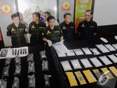 Direktorat Tindak Pidana Narkoba saat gelar perkara sindikat jaringan narkoba, Jakarta, Senin (22/12/2014). (Liputan6.com/Faizal Fanani)