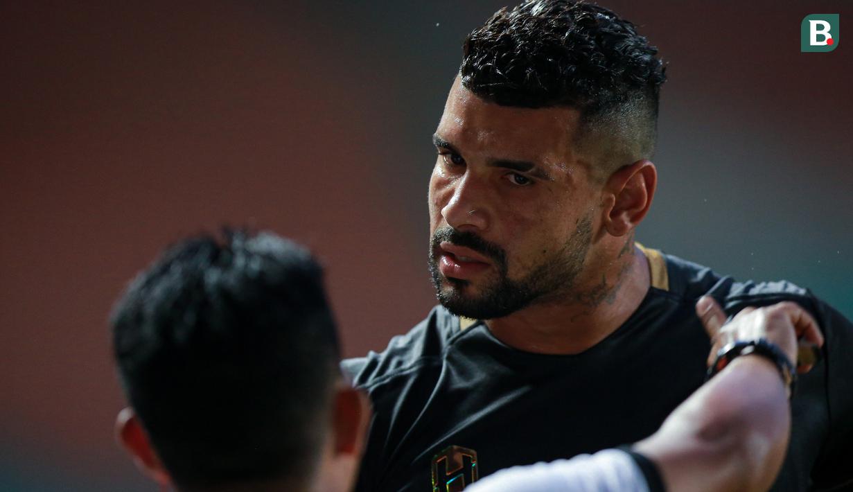 Pemain Barito Putera, Renan Da Silva Alves melakukan protes terhadap wasit saat laga pekan ke-7 BRI Liga 1 2022/2023 antara Rans Nusantara FC melawan Barito Putera di Stadion Pakansari, Bogor, Senin (29/8/2022). (Bola.com/Bagaskara Lazuardi)