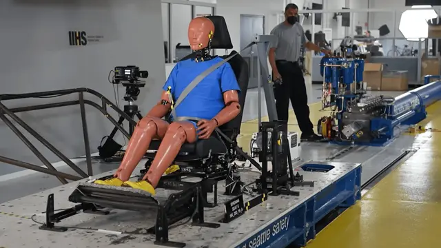 IIHS Uji Tabrak Cegah Cedera Leher