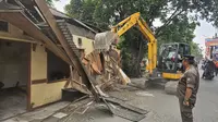Pos Polisi hingga Ormas Depok Berdiri di Saluran Air