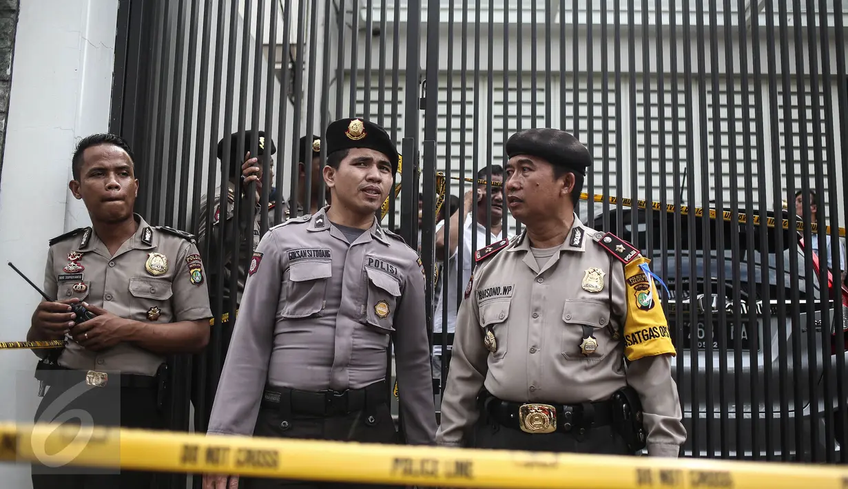 Petugas kepolisian berjaga di lokasi perampokan sadis yang terjadi di Jalan Pulomas Utara, Kayuputih, Pulogadung, Jakarta Timur, Selasa (27/12). Polisi masih menyelidiki barang-barang yang hilang dalam rumah mewah tersebut. (Liputan6.com/Faizal Fanani)