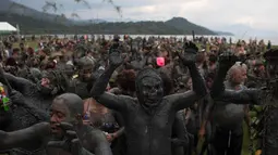 Ratusan orang menari samba saat mengikuti pesta karnaval "Bloco da Lama" atau "Lumpur Lumpur" di Paraty, Brasil, (10/2). Ratusan orang berendam dan saling menyerang menggunakan lumpur di pesta pantai Karnaval tersebut. (AP Photo / Leo Correa)