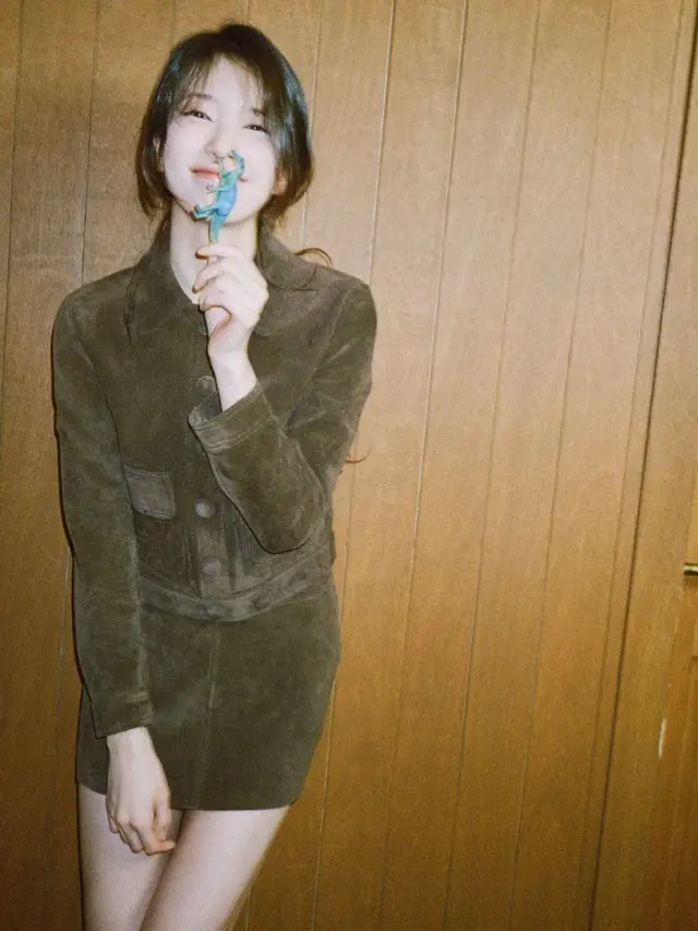 Ide outfit ala Bae Suzy (Instagram/@skuukzky)