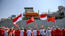 Warga menyambut kedatangan kapal Angkatan Laut Tentara Pembebasan Rakyat Tiongkok (PLA) Qi Jiguang di Pelabuhan Tanjung Perak di Surabaya,  Minggu (2/8/2026). (AFP/ Juni Kriswanto)