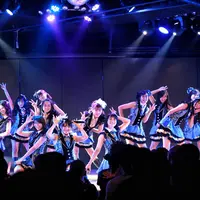 Pada show terakhir Haruka itu, selain para penggemar juga dihadiri oleh personil JKT48 dari tim J yang kini tergabung dalam tim K3 JKT48 salah satunya dari Ayana Sahab.  (Adrian Putra/Bintang.com)