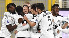 Para pemain Spezia merayakan gol yang dicetak oleh Claudio Terzi ke gawang Sampdoria pada laga Liga Italia di Stadion Stadio Alberto Picco, Senin (11/1/2021). Spezia menang dengan skor 2-1. (Tano Pecoraro/LaPresse via AP)