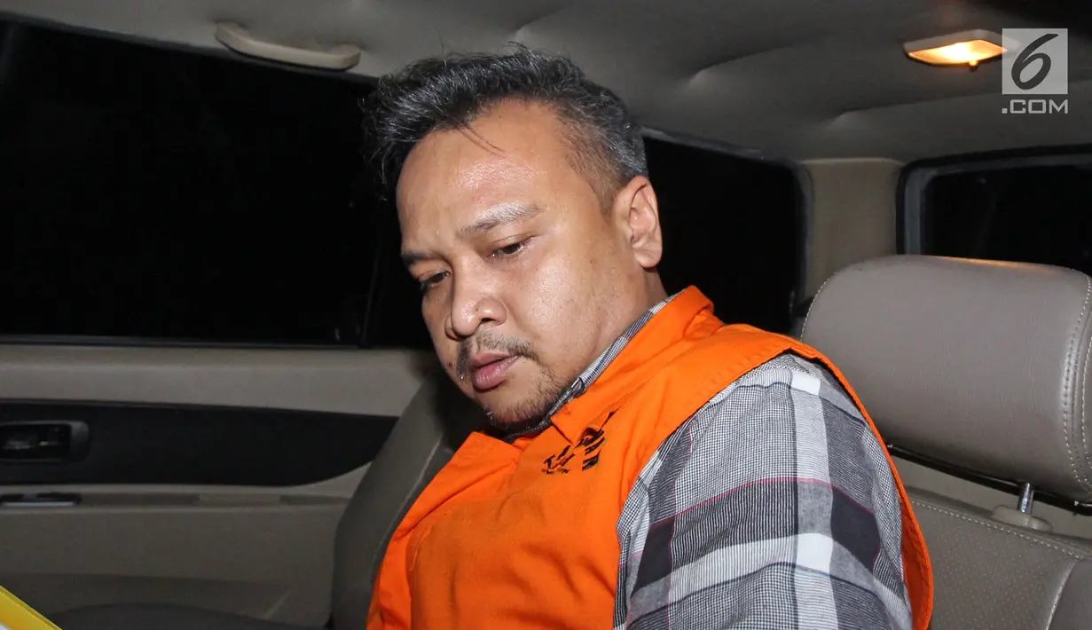 Ekspresi tersangka Irvanto Hendra Pambudi Cahyo mengenakan rompi tahanan keluar meninggalkan Gedung KPK, Jakarta, Senin (12/3). Keponakan terdakwa Setya Novanto itu menjalani pemeriksaan perdana pascapenahanan. (Liputan6.com/Herman Zakharia)