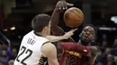 Pemain Cleveland Cavaliers, Jeff Green (32) berduel dengan pemain ndiana Pacers, T.J. Leaf (22) pada laga NBA basketball di Quicken Loans Arena, Cleveland, Kamis, (2/11/2017) pagi WIB. Cleveland kalah 107-124. (AP/Tony Dejak)