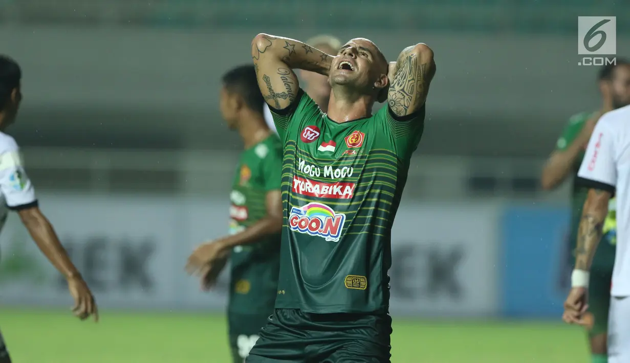 Penyerang PS TNI, Talin Facundo meluapkan emosi saat gagal mencetak gol ke gawang Bali United saat laga lanjutan Liga 1 Indonesia di Stadion Pakansari, Kab Bogor, Senin (10/7). Laga dimenangkan Bali United dengan 4-3. (Liputan6.com/Helmi Fithriansyah)