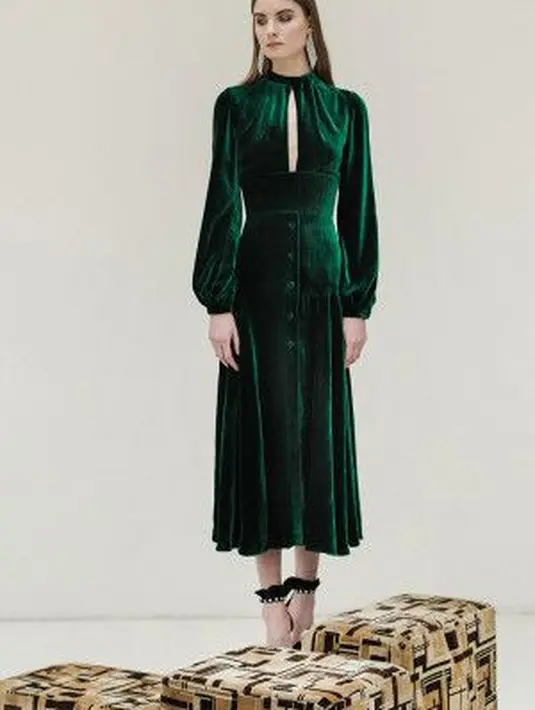 Bahkan kamu juga bisa menciptakan dress dengan klasik seperti maxi dress dengan lengan balon yang sempurna. [Foto: Pinterest]