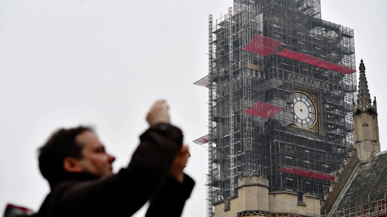 Pemandangan Ketika Jarum Jam di Big Ben London Menghilang