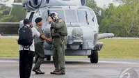 Panglima TNI Jenderal TNI Moeldoko (kiri) tiba di pangkalan Bun Lanud Iskandar Kedatangan Moeldoko ini bertujuan untuk meninjau langsung kegiatan evakuasi kecelakaan pesawat AirAsia, Kalteng, Selasa, (6/1/2015). (Liputan6.com/Andrian M Tunay)