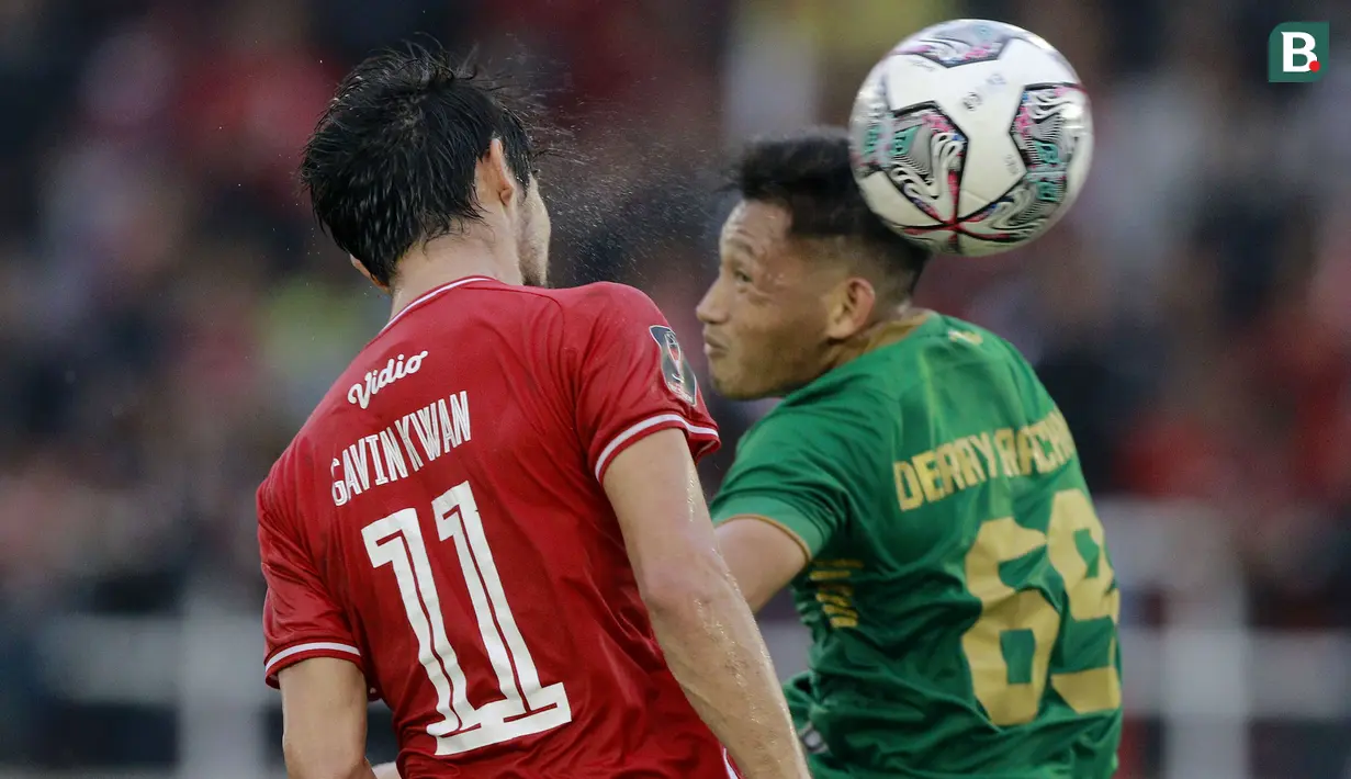 Pemain PSS Sleman, Derry Rachman Noor (kanan), berebut bola dengan pemain Persis Solo, Gavin Kwan Adsit (kiri), dalam lanjutan pertandingan babak penyisihan Grup A Piala Presiden 2022 di Stadion Manahan, Solo, Jawa Tengah, Sabtu (11/6/2022). (Bola.com/Arief Bagus)