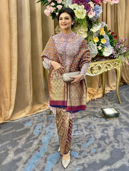 Kebaya modern bernuansa ungu yang dipadukan kain songket ini juga membuat penampilannya semakin elegan. Tak lupa, dirinya juga memilih aksesoris serta hand bag simpel namun tetap terlihat menwan. (Liputan6.com/IG/@bellasaphiraofficial)