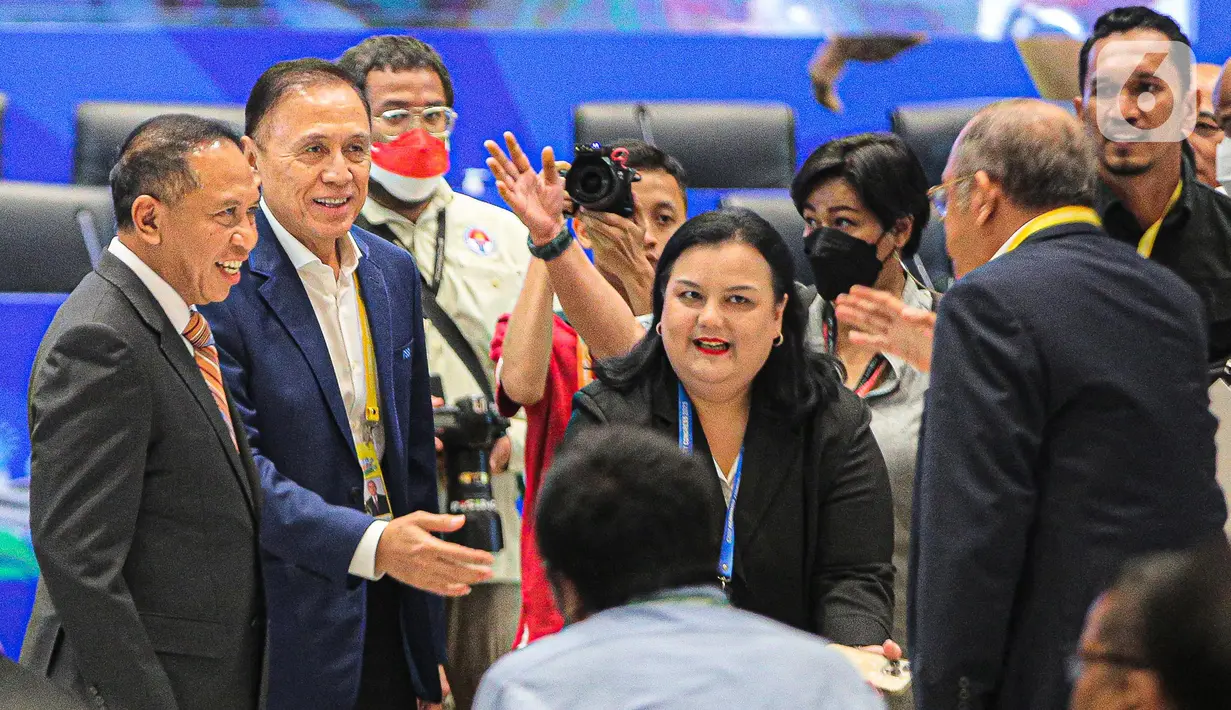 Menpora Zainudin Amali (kiri) didampingi Ketua Umum PSSI Mochamad Iriawan (kedua kiri) saat pembukaan Kongres Biasa PSSI 2023 di Jakarta, Minggu (15/1/2023). Kongres Biasa PSSI 2023 membahas beberapa agenda di antaranya Komite Pemilihan (KP) dan Komite Banding Pemilihan (KBP). (Liputan6.com/Faizal Fanani)