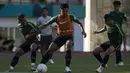 Pemain Timnas Indonesia, Bayu Pradana, berusaha melewati Irfan Jaya saat latihan di Stadion Wibawa Mukti, Jawa Barat, Senin (10/9/2018). Latihan ini persiapan jelang laga uji coba melawan Mauritius. (Bola.com/Vitalis Trisna)