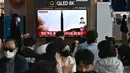 Orang-orang menonton layar televisi yang menunjukkan siaran berita dengan rekaman file uji coba rudal Korea Utara di sebuah stasiun kereta di Seoul, Korea Selatan, Rabu (25/5/2022). Menurut militer Korea Selatan, Korea Utara telah menembakkan tiga rudal balistik ke arah Laut Jepang. (JUNG YEON-JE/AFP)