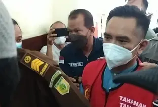 Moch Subchi Azal Tzani (MSAT) alias Mas Bechi, terdakwa perkara pencabulan santriwati menghadiri sidang offline perdana di Pengadilan Negeri (PN) Surabaya. (Dian Kurniawan/Liputan6.com)
