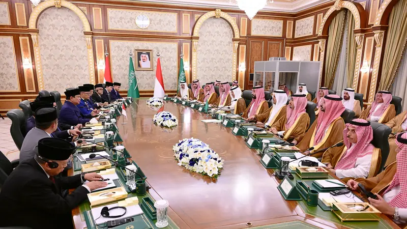 Presiden Prabowo Subianto melakukan pertemuan bilateral tingkat tinggi dengan Putra Mahkota sekaligus Perdana Menteri Arab Saudi, Mohammed bin Salman Al Saud (MBS) di Istana Al-Salam, Jeddah, Rabu, 2 Juli 2025. (Foto: Muchlis Jr - Biro Pers Sekretariat Pr