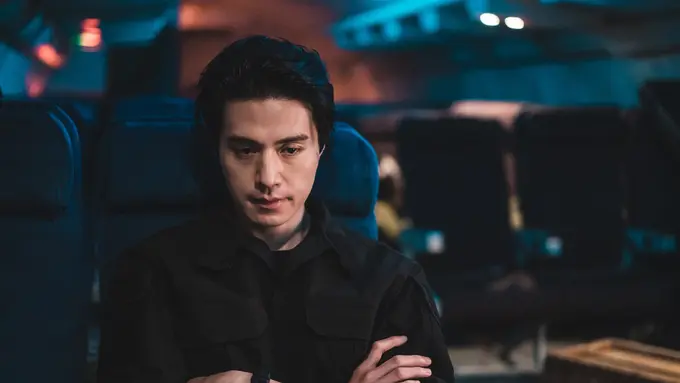 Lee Dong Wook dalam serual "A Shop For Killers". [Foto: Disney]