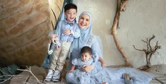 Ketiganya tampil serasi kenakan busana bernuansa biru dalam pemotretan yang dibidik oleh kamera fotografer Diera Bachir. [Foto:IG/dierabachir/victoria_makeupatelier].