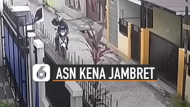 Terekam kamera CCTV seorang anggota Aparatur Sipil Negara (ASN) terkena jambret di depan rumahnya sendiri.