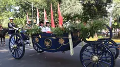 Suasana prosesi Kirab Bendera Pusaka dan Teks Proklamasi dari kawasan Monumen nasional (Monas), Jakarta, Minggu (17/8/2025). (KapanLagi.com/Budy Santoso)