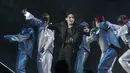 <p>Aksi memukau penyanyi asal Korea Selatan, Jungkook saat menyanyikan lagu Dreamers pada upacara pembukaan Piala Dunia 2022 di Al Bayt Stadium, Qatar, Minggu (20/11/2022). (AP Photo/Natacha Pisarenko)</p>