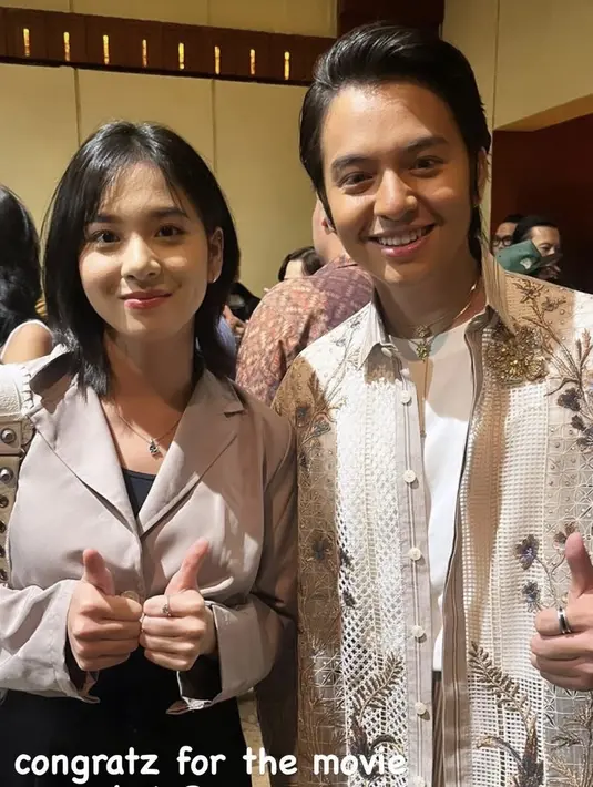 Zee JKT48 hadir mengenakan crop top blazer coklat, dipadukan dress hitam sambil membawa shoulder bagnya. [@jkt48.zee]