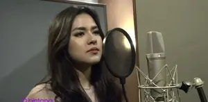Dari 11  Lagu yang diciptakan Raisa di albumnya, ada dua lagu yang diciptakan oleh orang lain. Salah satunya adalah Dewi Dee Lestari yang menciptakan satu lagu untuk album Raisa ini. Ternyata sudah lama Raisa mengidolakan Dewi, seperti apa perasaan R...
