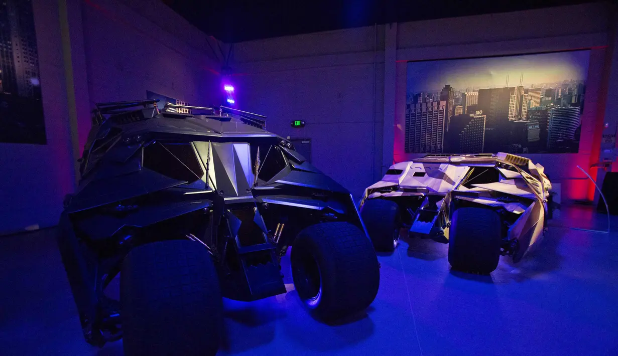 Kendaraan Batman terbaru dalam Batman The Dark Knight Rises saat di Warner Bros VIP Studio Tour "The Batman Exhibit" di Burbank, California (26/6/2014) (REUTERS/Mario Anzuoni)