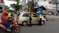 Anggota Satlantas Polres Metro Depok saat memutar balik kendaraan pemudik di Jalan Raya Ciputat-Parung, Kecamatan Bojongsari. (Istimewa)