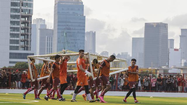 Para pemain Persija Jakarta mengangkat gawang saat latihan perdana di Lapangan Aldiron. (Bola.com/Vitalis Yogi Trisna)