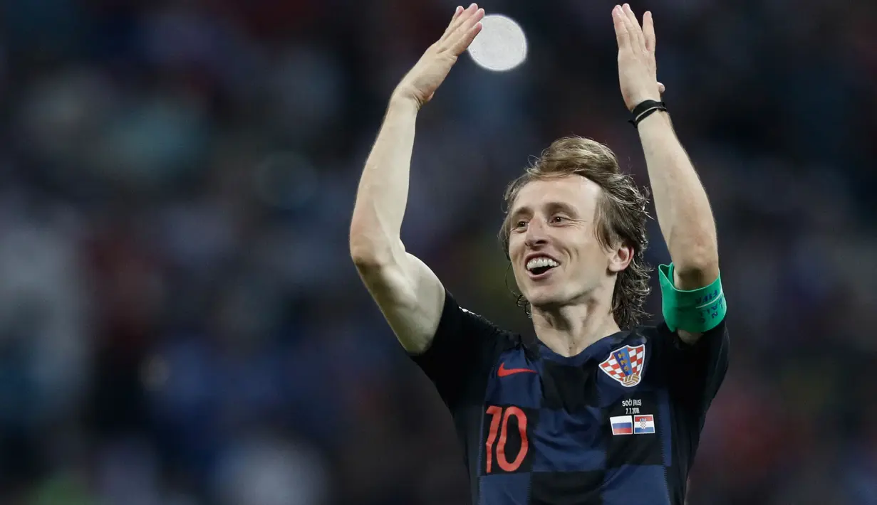 Luka Modric - Total caps internasional bersama Timnas Kroasia berjumlah 137 caps. Ia merupakan salah satu pemain kunci yang berjasa mengantarkan Kroasia hinggal lolos di partai Final Piala Dunia 2018 dan akan menjadi pemain andalan di Euro 2020 (Euro 2021). (Foto: AFP/Adrian Dennis)