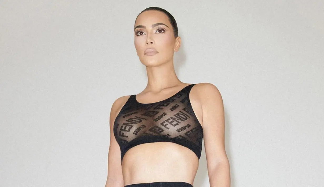 Koleksi ini menghadirkan warna-warna basic hingga solid, terinspirasi dari sketsa karya Karl Lagerfeld untuk Fendi di tahun 1979. (Foto: Fendi)