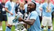 Antoine Semenyo dari Manchester City memegang trofi juara setelah pertandingan final Piala FA Inggris antara Chelsea dan Manchester City di London, Sabtu, 16 Mei 2026. (AP Photo/Richard Pelham)