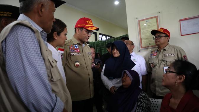 Menteri Sosial Sosial Juliari P. Batubara mengunjungi Keluarga Korban dan lokasi kejadian hanyutnya siswa SMPN 1 Turi yang berkegiatan susur sungai sempor di Sleman, Sabtu (22/2).