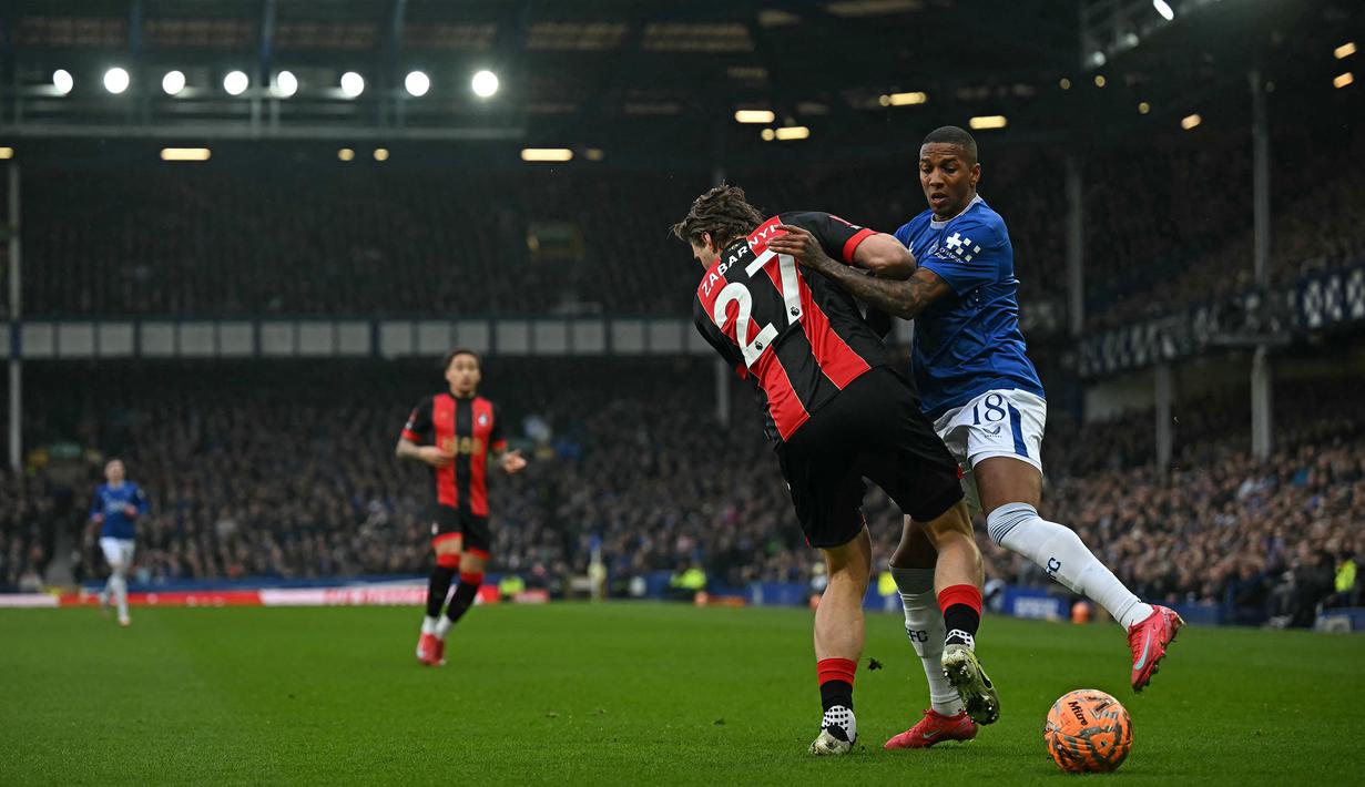 Pemain Everton, Ashley Young (kanan) berebut bola dengan pemain Bournemouth, Illia Zabarnyi dalam laga lanjutan Piala FA 2024/2025 di Goodison Park, Liverpool, Inggris, Minggu (09/02/2025) WIB. (AFP/Paul Ellis)