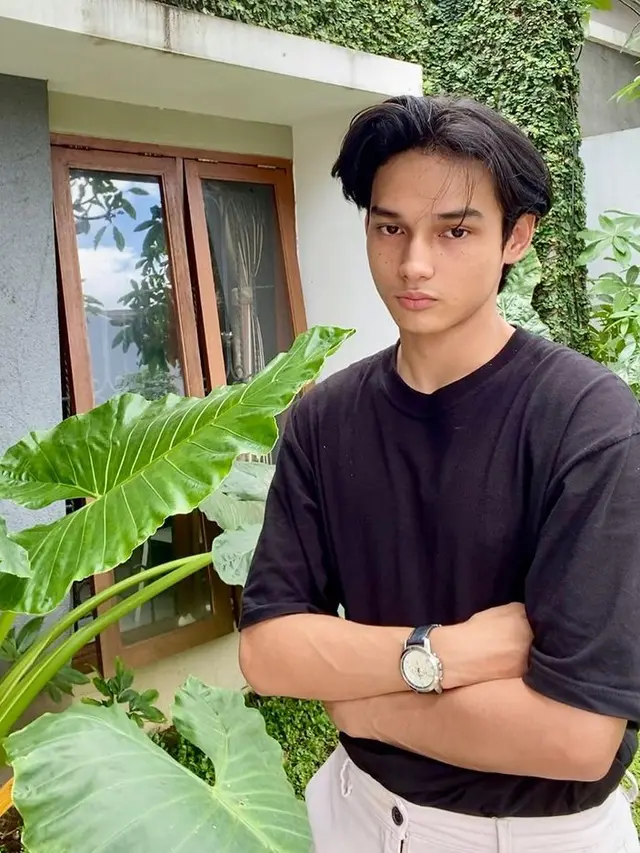 6 Potret Kevin Faulky saat Pakai Kaus Hitam, Aktor yang Disebut Mirip Idol Kpop