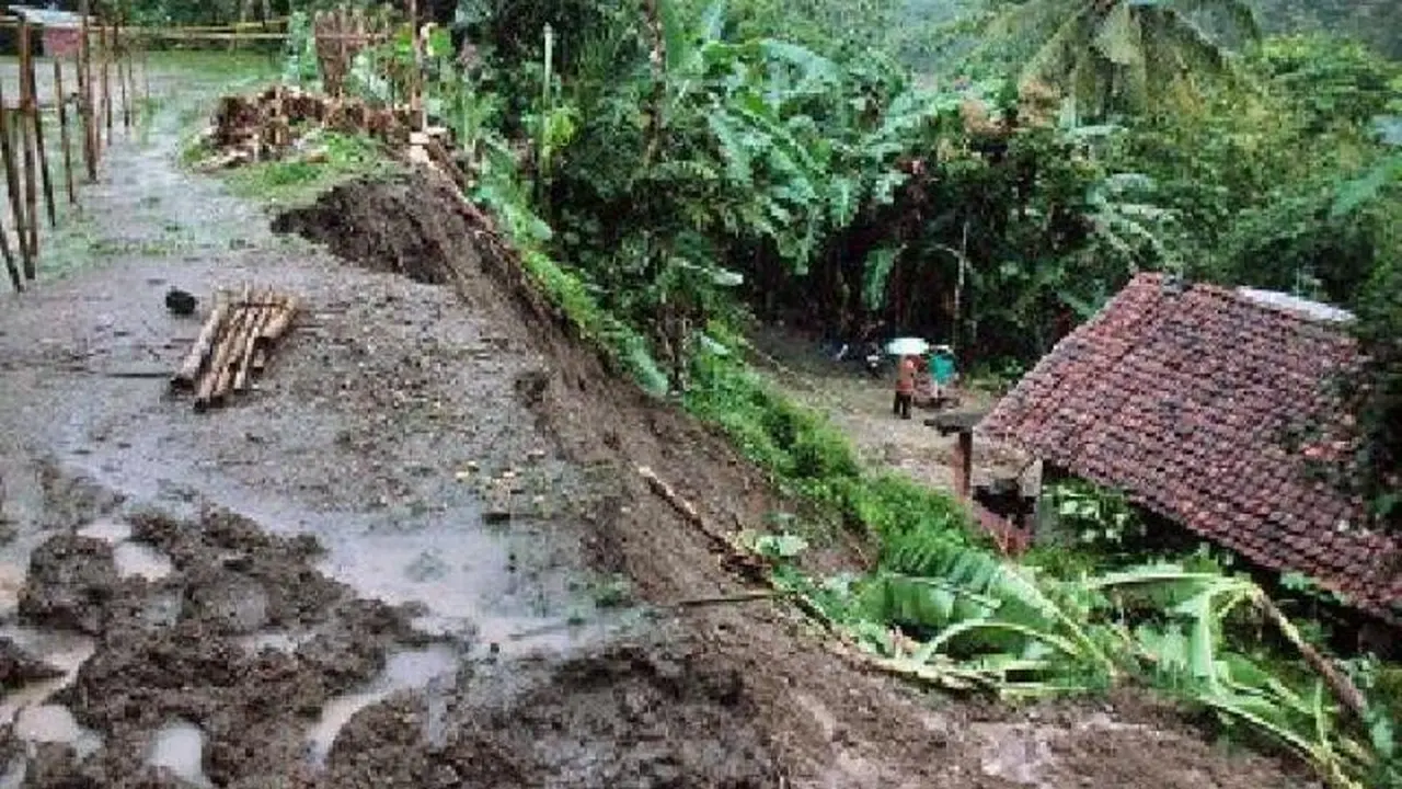 [Bintang] Longsor di Sibolangit